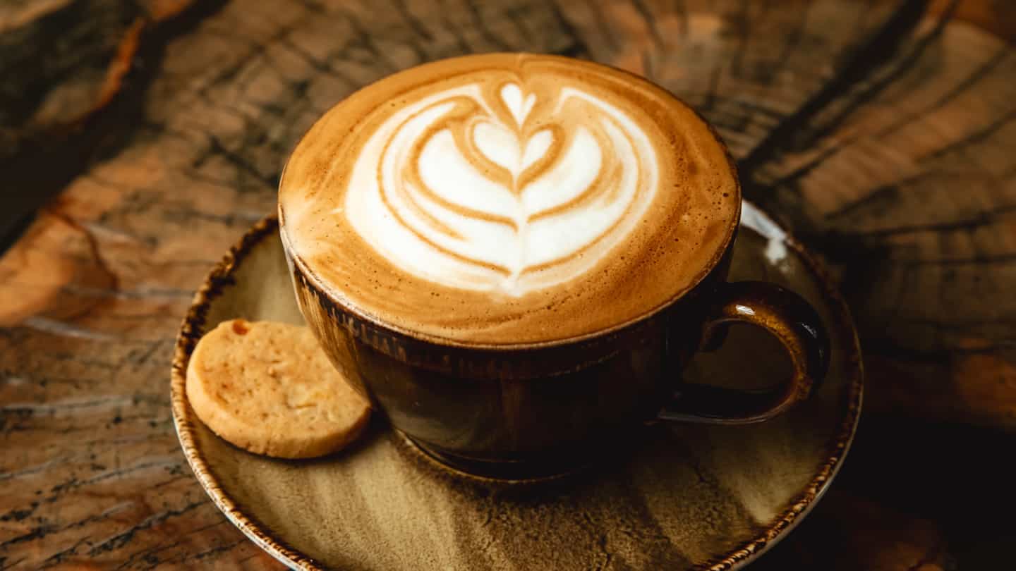 CAPPUCCINO - Ikiqat espresso, buxarlanmış süd və...