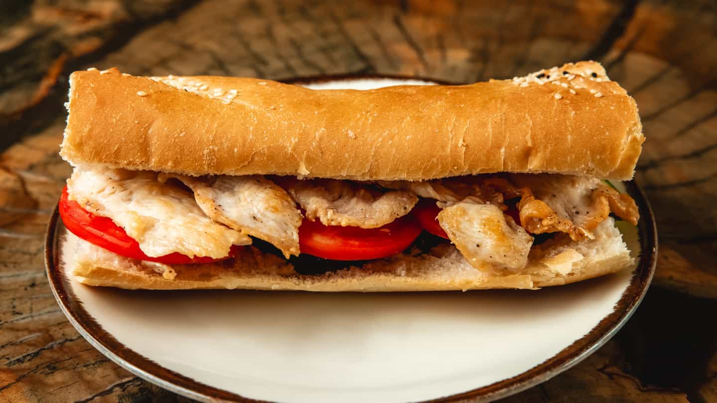 CHICKEN BAGUETTE WITH SPECIAL SAUCE - Qril toyuq, xüsusi sous və təzə...