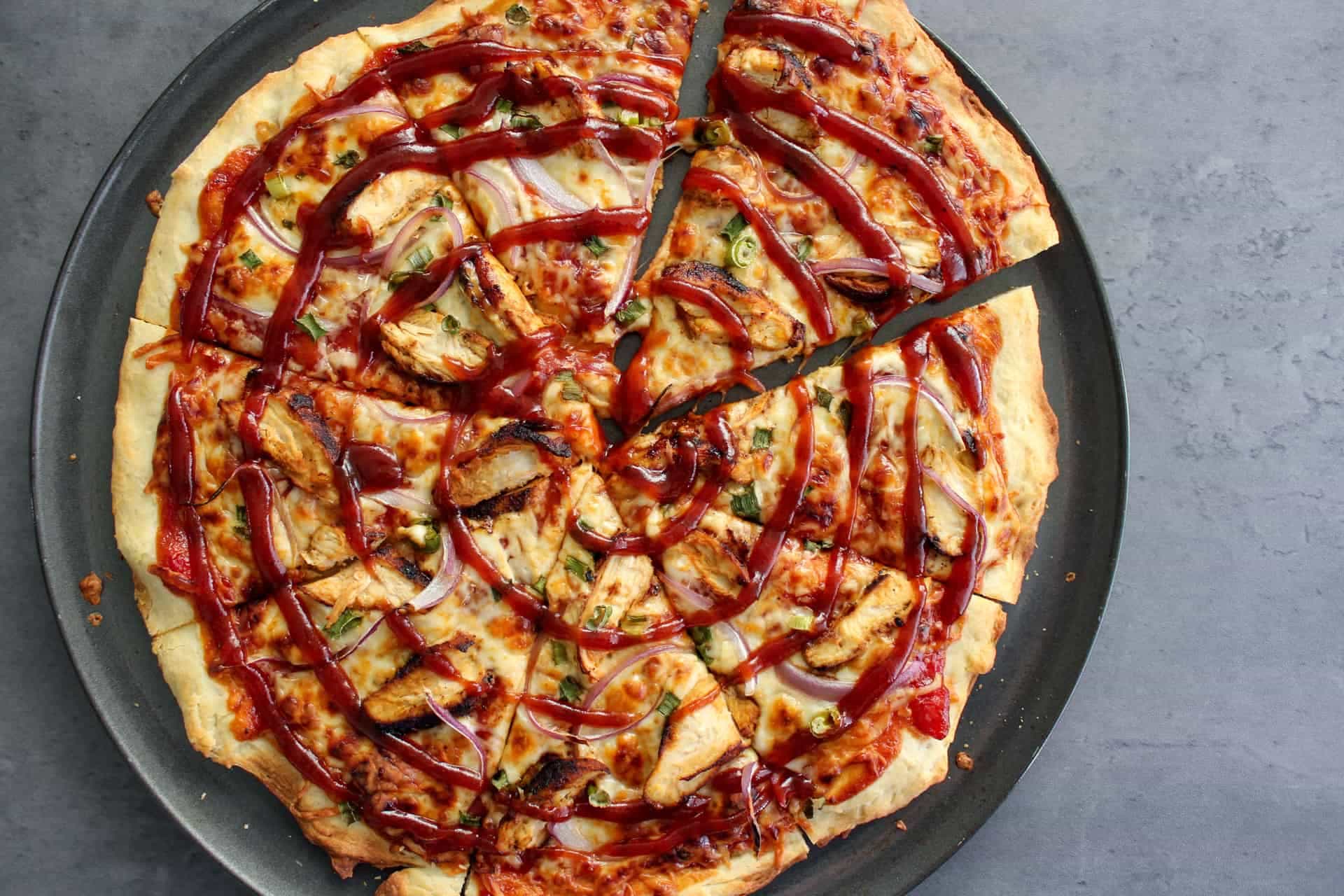 Pizza BBQ - Hisə verilmiş hinduşka, bolqar...