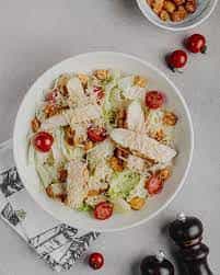 Toyuqlu Sezar salatı - Ayserbek kələmi,çeri pomidoru,özəl...