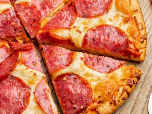 Salami pizza - Kolbasa servelat, mozzarella pendiri,...