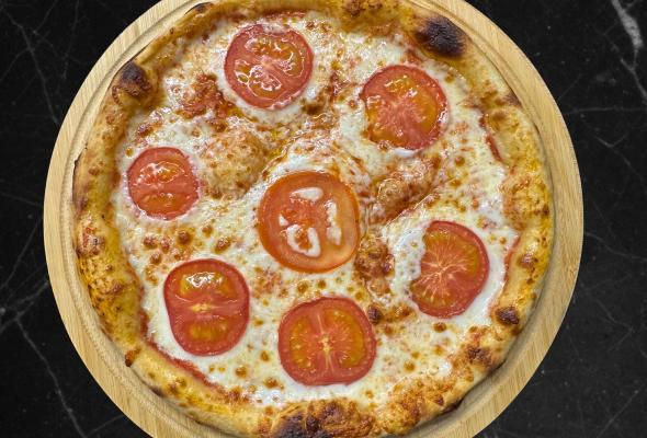 Pizza Margherita - pizza sousu,mozzarella pendiri,pomidor