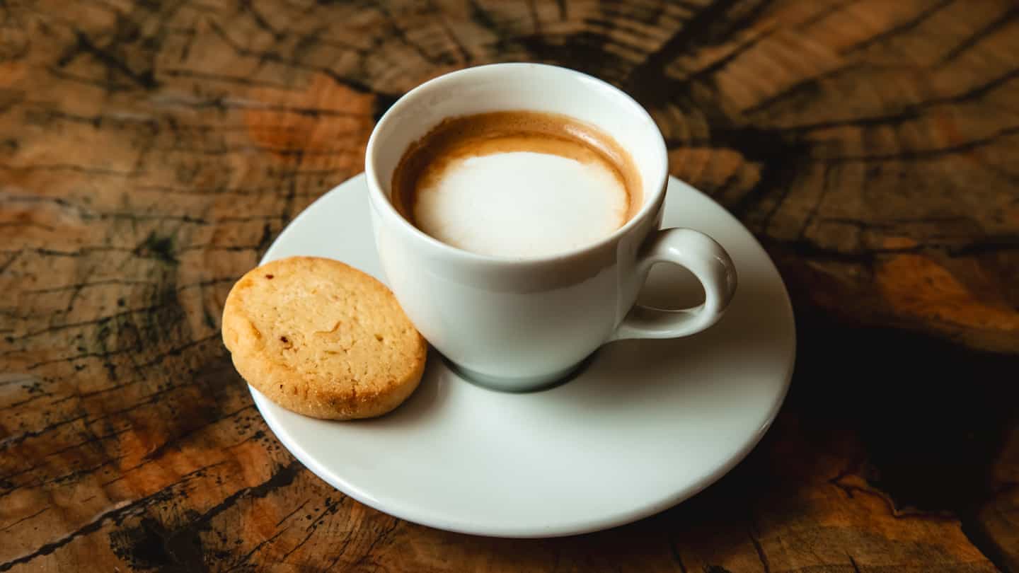 ESPRESSO MACCHIATO - Espresso üzərində az miqdarda süd...