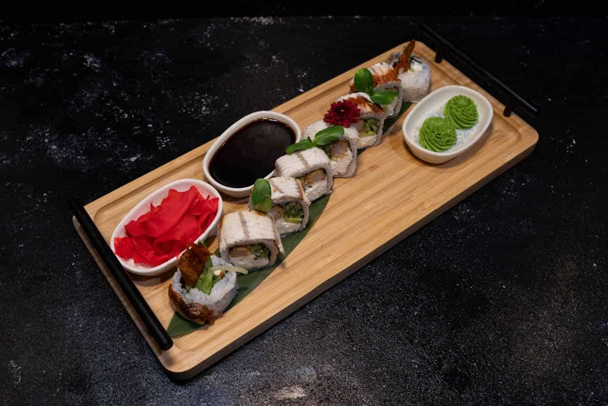 Dragon Roll - Düyü, nori, ilan balığı, krevetka,...