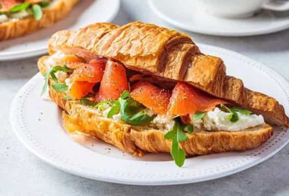 KRUVASAN SALMON - (Kruvasan , crimetta , salmon , avokado...