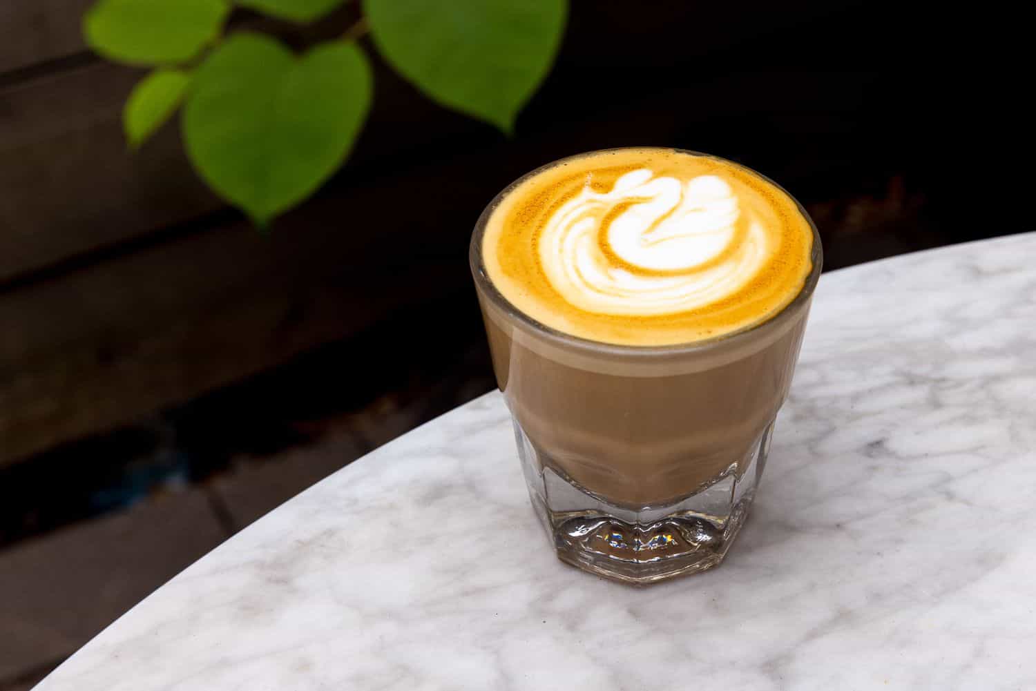 CORTADO - Bərabər miqdarda espresso və isti...