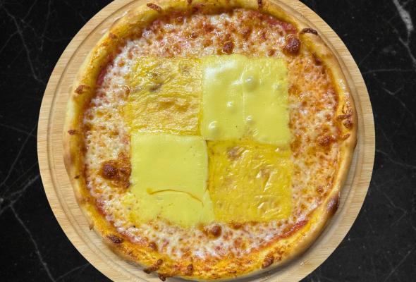 Pizza Four Cheese - pizza sousu,mozzarella pendiri,parmezan...
