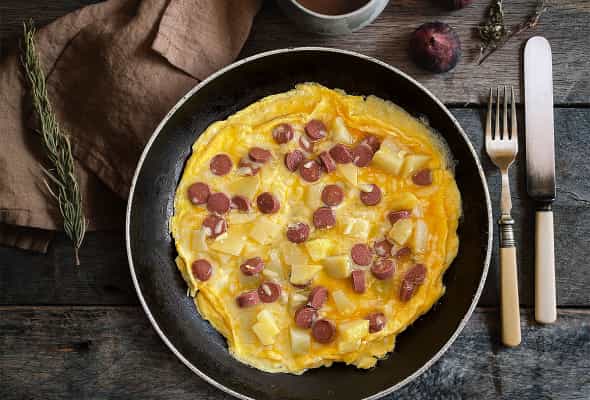 Omlet sosisli - Yumurta, sosiska, yağ.