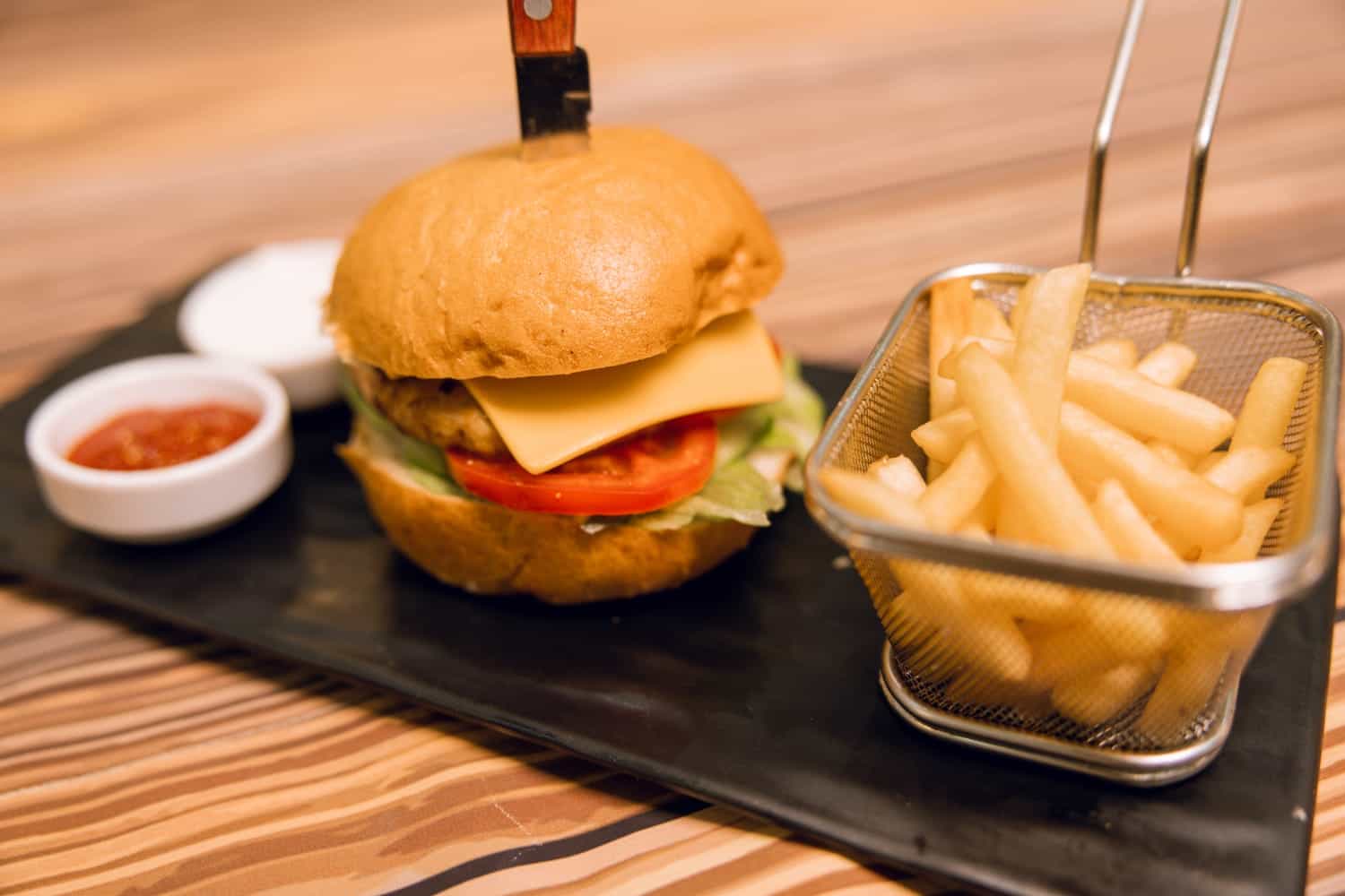 Burger toyuq əti ilə - Burger toyuq əti ilə