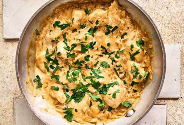 CHİCKEN STROGANOFF - (Toyuq əti, qaymaqlı sous ,göbələk...