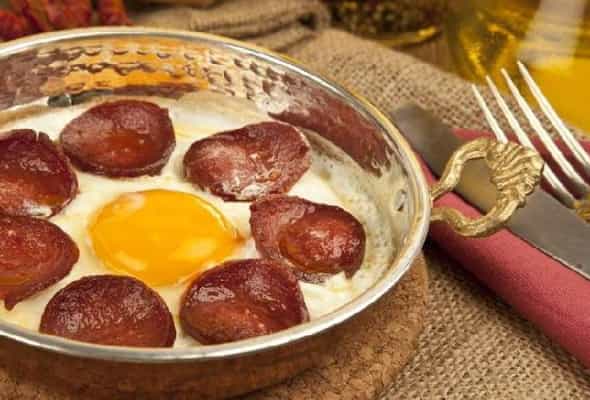 KOLBASA YUMURTA - ISTI YEMEK