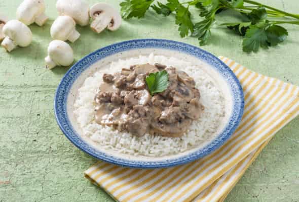BEEF STROGANOFF - (Can əti, qaymaqlı sous ,göbələk...