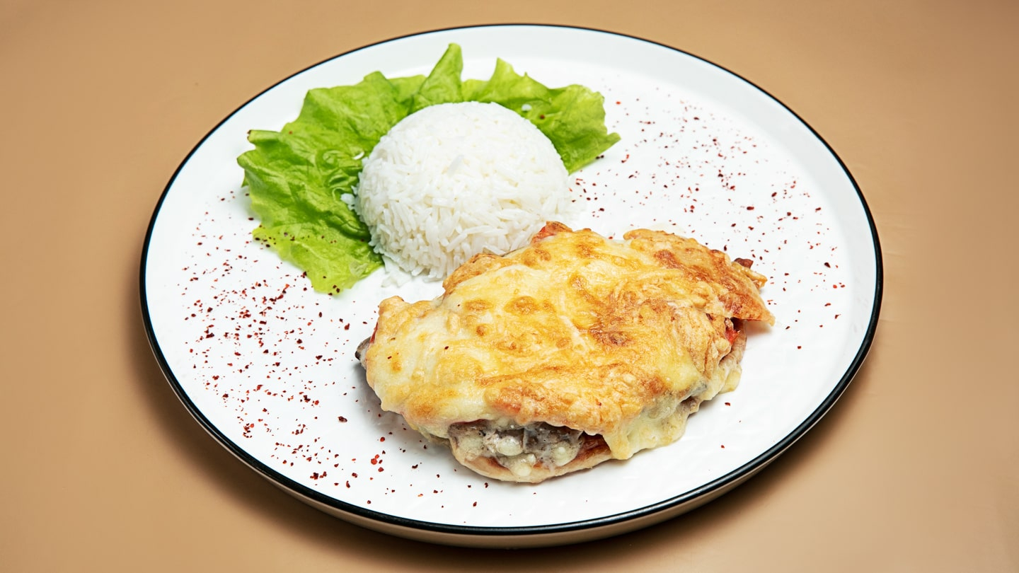 Şnitzel (Düyü ilə) 400 qr - (Toyuq filesi, kərə yağı, yumurta,...