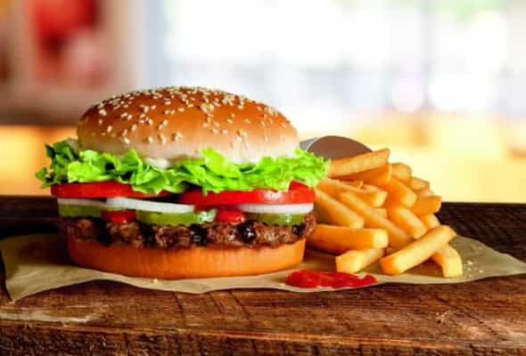 Burger (mal əti ilə) - Mal əti, turşu xiyar, pomidor,...