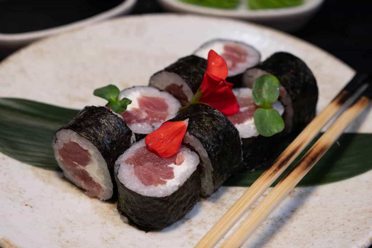 Tuna Maki Roll - Düyü, nori, krem pendir, ton...