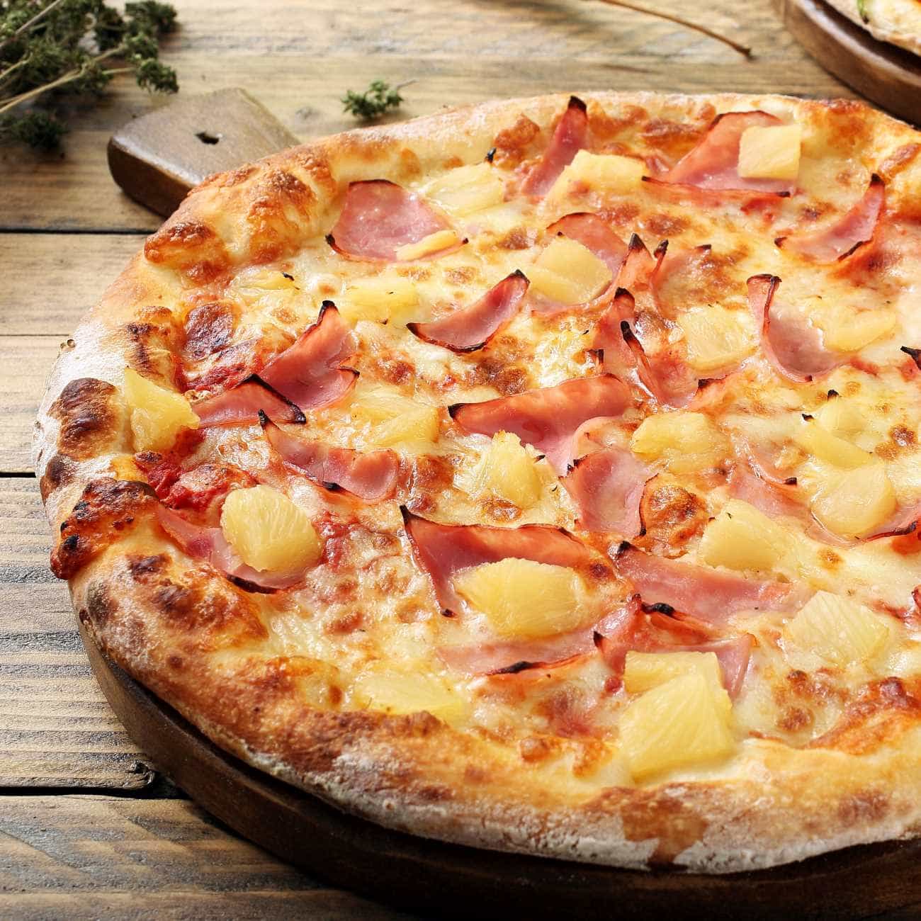Pizza Hawai - Mal əti, ananas, BBQ sousu, mozzarella...