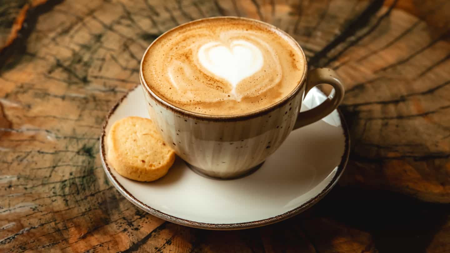 FLAT WHITE - İki espresso ilə buxarlanmış az...