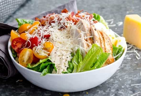 Sezar salatı (toyuq əti ilə) 250 qr - Toyuq filesi, ayzberq, suxari, pomidor,...