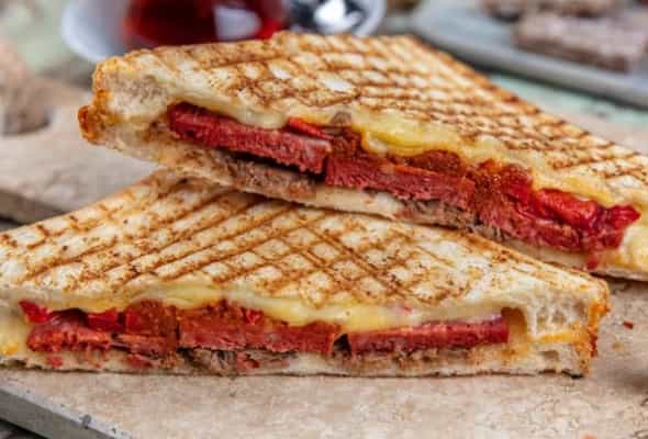 SUCUQLU TOST - Sucuq, holland pendiri, pomidor, xiyar...
