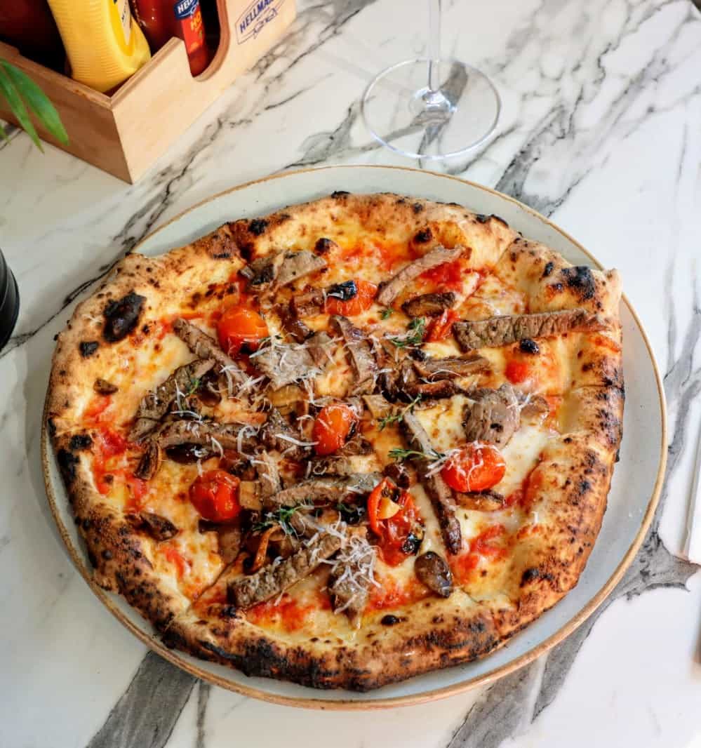 Biftekli pizza - Mal əti biftek, cherry pomidor,...