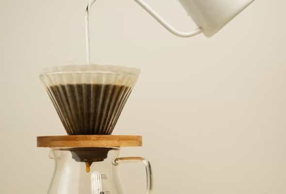 V60 coffee - xüsusi V60 filtr aparatında...