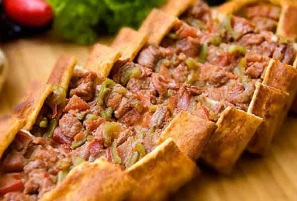 Pide Qiyməli - Dana əti, pomidor, sous