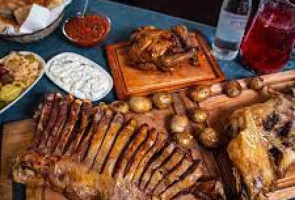 Səbət kabab - quzu əti,soğan,alça turşusu,itiot