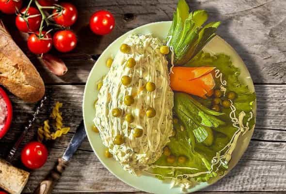 Paytaxt salatı - Mayonez, xama, toyuq filesi, yaşıl...