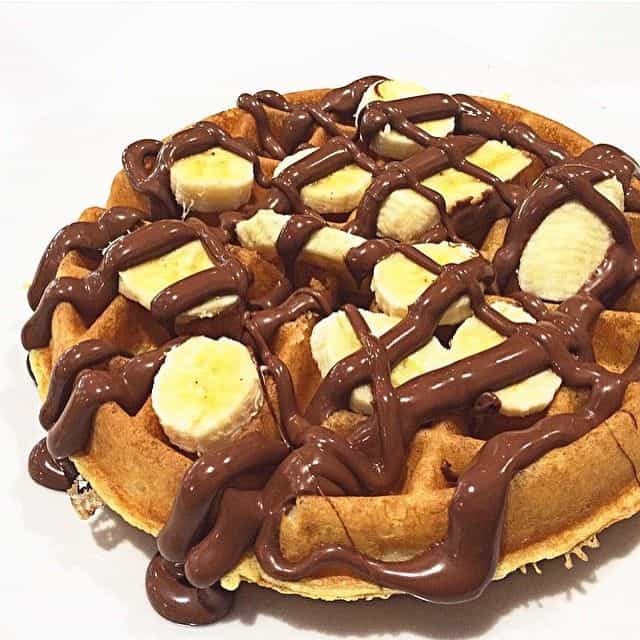 waffle sadə meyvəli - Ərimiş şokolad və banan.