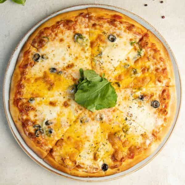 Sezar pizza - Sezar sousu, parmezan pendiri, toyuq...