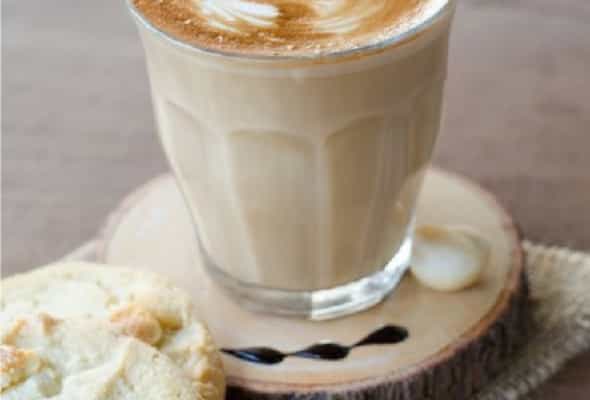 Makadamiya qozu lattesi - Makadamiya qozu siropu, espresso, süd
