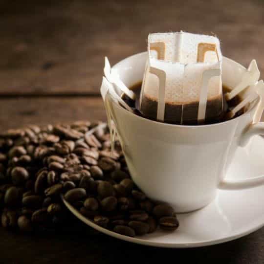 Drip coffee - üzərinə yavaş-yavaş isti su...