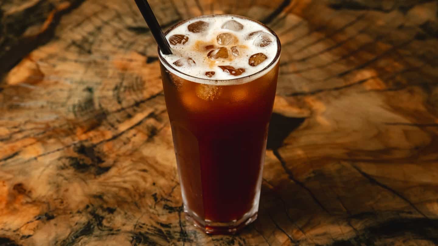 ICED AMERİCANO - Soyuq espresso, buzla təqdim olunur.
