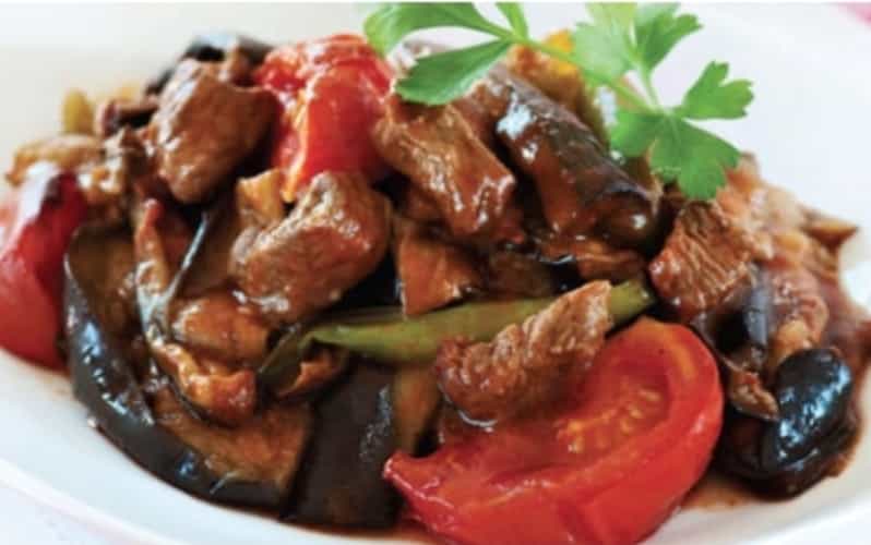 Qovurma dana - (Mal əti, kök, kartof, turşu xiyar,...