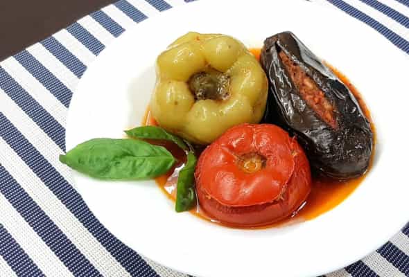 Üç bacı dolması. - Tərkibi: Badımcan, pomidor, bibar,...